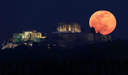 Πράγματι υπερπανσέληνος: Εντυπωσιακές φωτογραφίες από το oλόγιομο φεγγάρι!