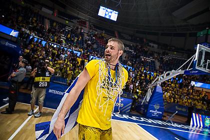 Πάρτι με... οργανωτή τον Μπόγρη στα αποδυτήρια της Τενερίφης (video)