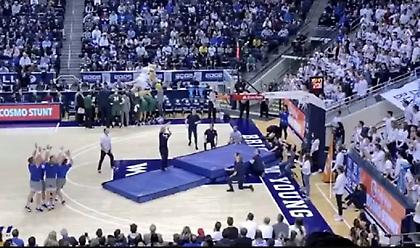 Απίστευτο: Μασκότ κάρφωσε από το τρίποντο (video)