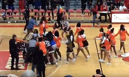 Απίστευτο ξύλο μεταξύ τσιρλίντερς σε αγώνα μπάσκετ!