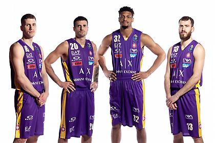 Στα χρώματα των Λέικερς η Αρμάνι εις μνήμην του Κόμπι