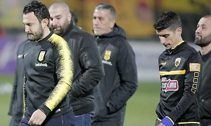 Ακόμα θυμούνται τη χειρονομία: Έντονη γιούχα σε Μάνταλο από όλο το γήπεδο (pics)