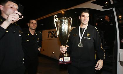 Άφιξη και αποθέωση για την Κυπελλούχο ΑΕΚ (video)