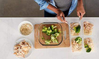 Πόση ώρα μπορεί να μείνει το μαγειρεμένο φαγητό εκτός ψυγείου;