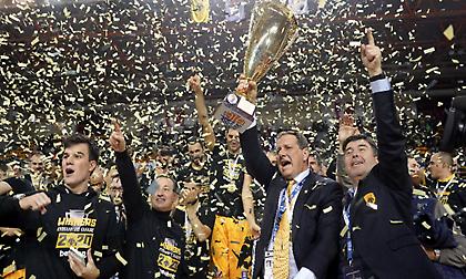 Η «ΑΕΚ του Αγγελόπουλου» γεμίζει με τρόπαια τα δικά της... ράφια