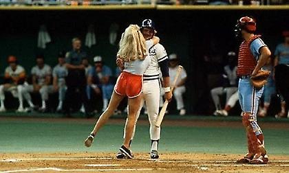 Ξανθός εισβολέας: Η καλλονή που διέκοψε 40 ματς για να φιλήσει τους παίκτες