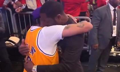 Η συγκινητική αγκαλιά του Ουέιντ με τον Άιβερσον μετά την αφιέρωση στον Κόμπι (video)