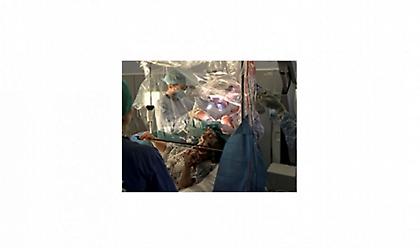 Βρετανία: Ασθενής έπαιζε βιολί την ώρα που τη χειρουργούσαν στον εγκέφαλο (Βίντεο)