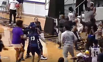 Πολύ ξύλο σε αγώνα του NCAA για μία… χειραψία!