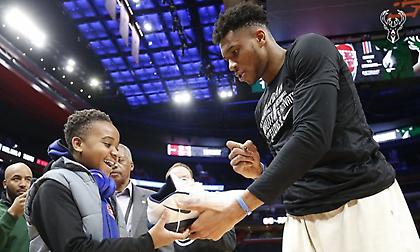 Άλλο ένα παιδί έκανε χαρούμενο ο Γιάννης (video)