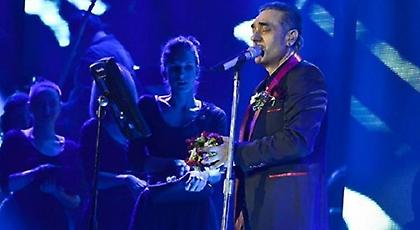 Νότης Σφακιανάκης: Αδιαθεσία πάνω στη σκηνή – Τι δηλώνει το στενό περιβάλλον του