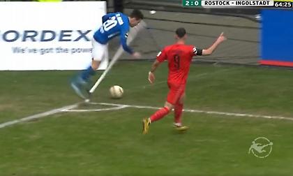 Ανατράπηκε από το… σημαιάκι (video)