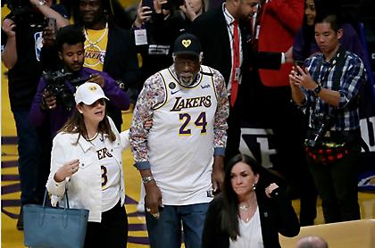 Υπόκλιση στον Μπιλ Ράσελ: Παρακολούθησε το ντέρμπι με φανέλα Κόμπι