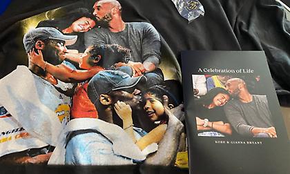 Άλμπουμ φωτογραφιών μοιράζεται σε όσους βρίσκονται στην τελετή για τον Κόμπε (video)