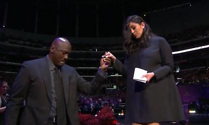 Ο Τζόρνταν βοήθησε την Βανένα να κατέβει μετά τον λόγο της (video)