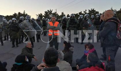 Μυτιλήνη: Παρατάχθηκαν στο Διαβολόρεμα οι κάτοικοι-Έτοιμοι να συγκρουστούν με τα ΜΑΤ