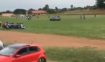 Οπαδός στη Νότια Αφρική πήγε να πατήσει τον διαιτητή με αυτοκίνητο (video)