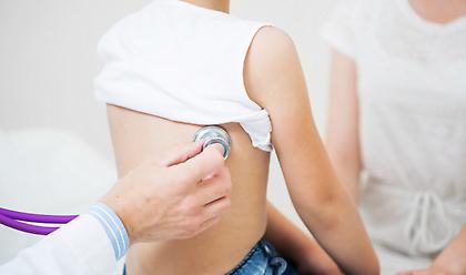 Παιδάκι 4 ετών μεταφέρεται στο Παίδων για εξετάσεις