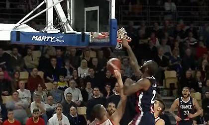 Φοβερό κάρφωμα από Εμπαγέ στο Top 5 των προκριματικών του Ευρωμπάσκετ (video)