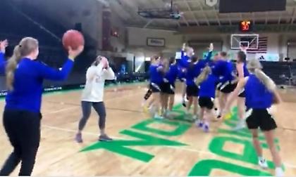 Απίστευτο: Πέντε στη σειρά πίσω από το κέντρο από γυναικεία ομάδα Λυκείου! (Video)