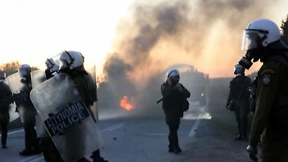 Επεισόδια στα νησιά: 43 τραυματίες αστυνομικοί στη Λέσβο - 8 τραυματίες στη Χίο