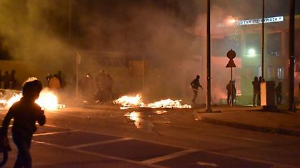 Λέσβος: Υπό πολιορκία οι δυνάμεις των ΜΑΤ στο στρατόπεδο Κυριαζή