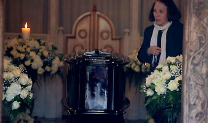 Σε λαϊκό προσκύνημα η σορός του Κώστα Βουτσά (pics)