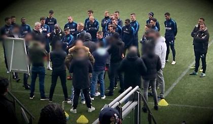 Οπαδοί διέκοψαν την προπόνηση της Ντεν Χάαγκ για να κάνουν τακτική στους παίκτες!