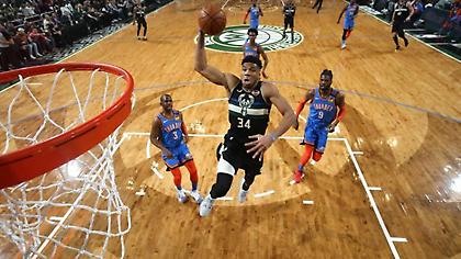 Περίπατο οι Μπακς, σόου από Γιάννη (video)