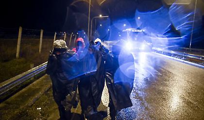 Συναγερμός στον Έβρο: Ένταση και ολονύχτια μάχη των ελληνικών αρχών στα σύνορα (video)