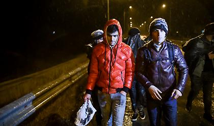 Έβρος: Δύσκολη η νύχτα στις Καστανιές - Χιλιάδες μετανάστες στα ελληνοτουρκικά σύνορα