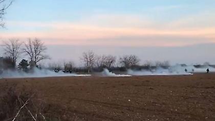 Βίντεο: Τούρκοι ρίχνουν χημικά στις ελληνικές δυνάμεις στον Έβρο