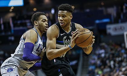 Παπούτσια αφιερωμένα στην μητέρα του φοράει ο Αντετοκούνμπο (pics)