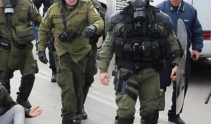 Ένταση στη Μόρια: Πετροπόλεμος μεταναστών με τις δυνάμεις των ΜΑΤ