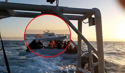 Λιμενικό: Η στιγμή που τουρκική ακταιωρός συνοδεύει λέμβο με πρόσφυγες στο Αιγαίο (video)