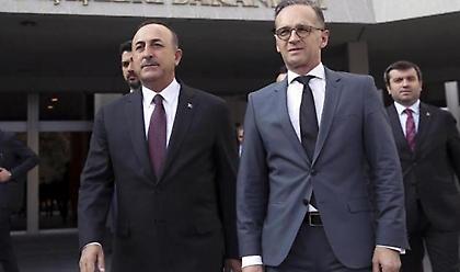 Τσαβούσογλου σε Βερολίνο: Δε σταματάμε τους μετανάστες γιατί δεν είμαστε βίαιοι!