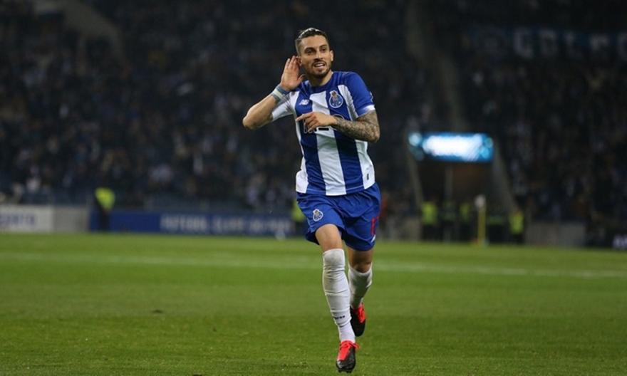 Κοιτάζει τον Τέλες η Τσέλσι