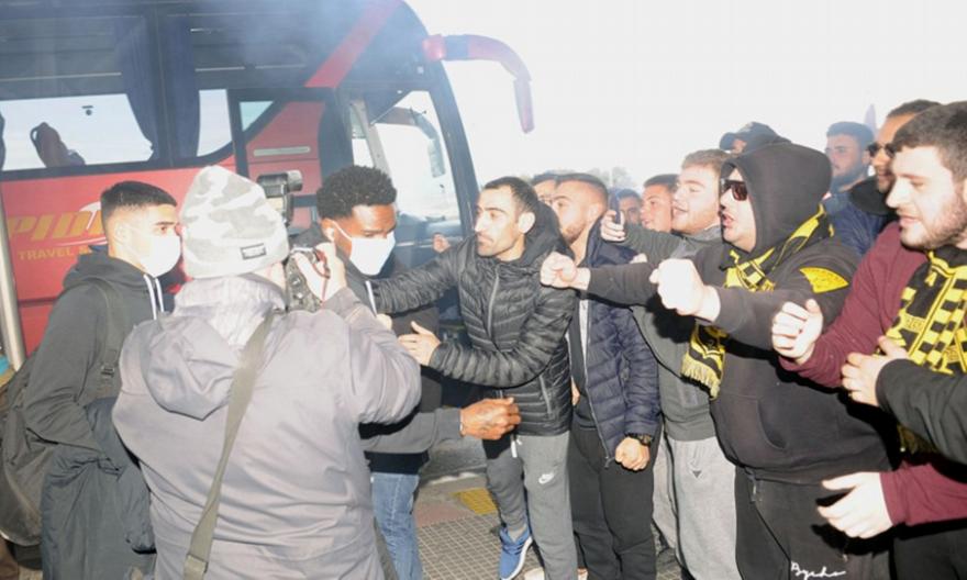 Υπό τις επευφημίες των οπαδών αναχώρησε για Αθήνα η αποστολή του Άρη (pics)