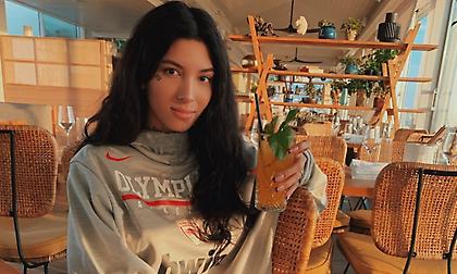 Πανηγύρισε τη νίκη του Ολυμπιακού η sexy κυρία ΜακΚίσικ (video)