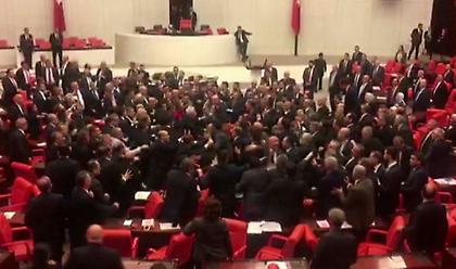 Τουρκική Βουλή: Άγριο ξύλο με μπουνιές και κλωτσιές για προσβολή του Ερντογάν (video)