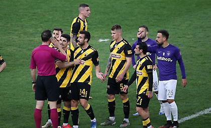 Έντονη διαμαρτυρία στον διαιτητή από την ΑΕΚ για το πέναλτι