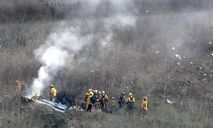 Κόμπι: Σάλος με τους οκτώ αξιωματούχους που τράβηξαν φωτογραφίες από το δυστύχημα!