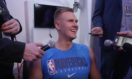 Δημοσιογράφος: «Έμοιαζε με ατμόσφαιρα playoffs;» – Πορζίνγκις: «Μακάρι να ‘ξερα!» (video)