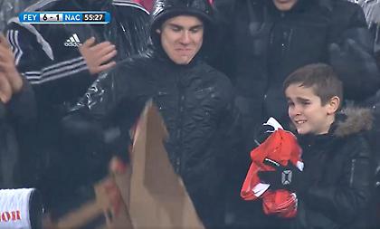 Υπέροχη στιγμή με πιτσιρικά που παίρνει φανέλα από τον Μπέργκχαουζ και κλαίει (video)