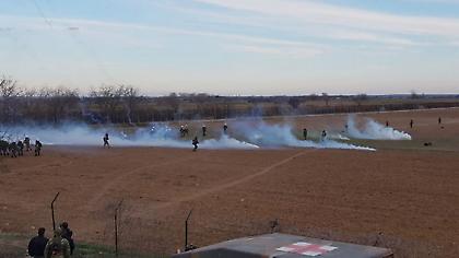 Έβρος: Νέα επεισόδια στις Καστανιές-Τούρκοι πετούν δακρυγόνα σε Έλληνες στρατιωτικούς (video)