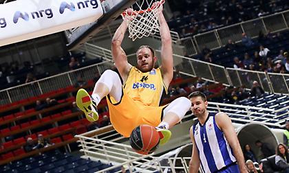 «Εκτέλεσε» τον Ηρακλή και αγκαλιάζει τη 2η θέση η ασταμάτητη ΑΕΚ