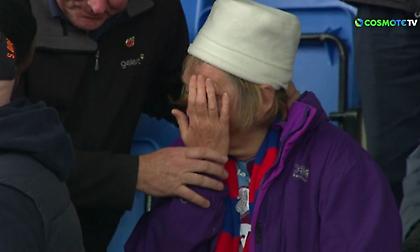 Ο Γκρέι πέτυχε με σουτ μια κυρία, απολογήθηκε και της έδωσε τη φανέλα του (video)