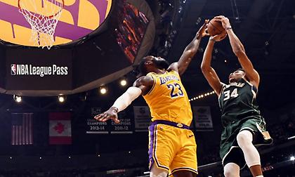 Η φωτογραφία του ΛεΜπρόν με τον Αντετοκούνμπο και την ελληνική σημαία