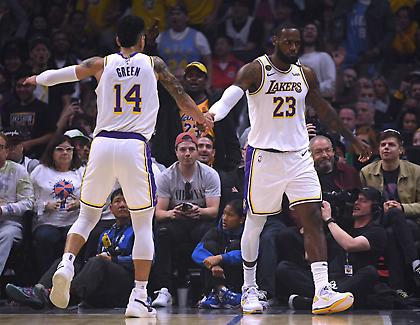 Τρίτη και... φαρμακερή για Λέικερς στο ντέρμπι του LA