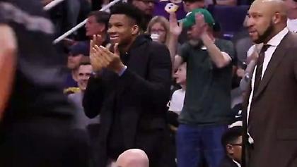 Το χαμόγελο του Γιάννη για τους υποστηρικτές των Μπακς στο Φοίνιξ